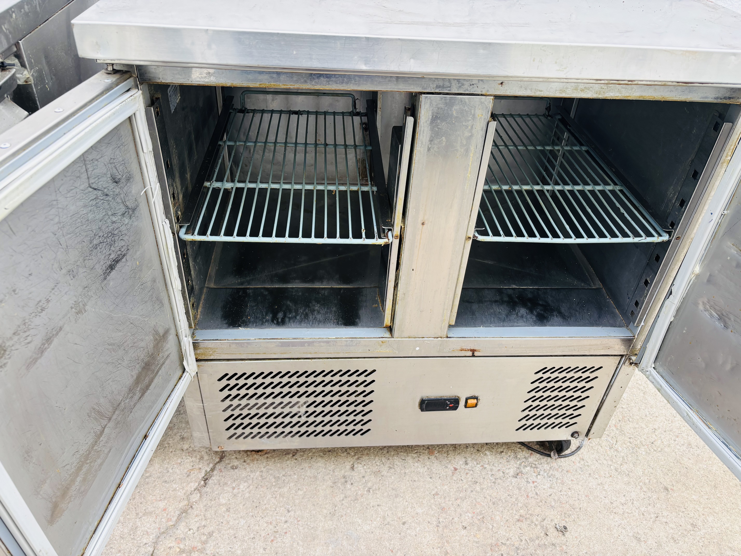 Lote #091 - Dos bajo mostrador en Ac/Inox PARA SERVICE, con equipo - 90x70x97cm c/u tienen ruedas - Imagen 4
