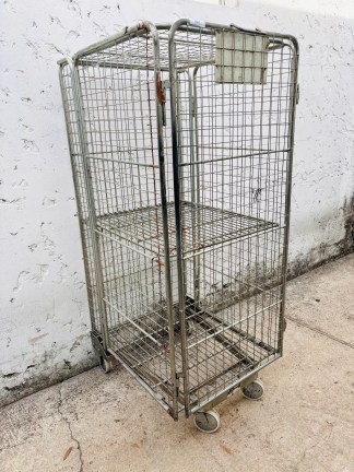 Lote #092 - Carro Jaula rodante con puerta y estante - 72x82x170cm