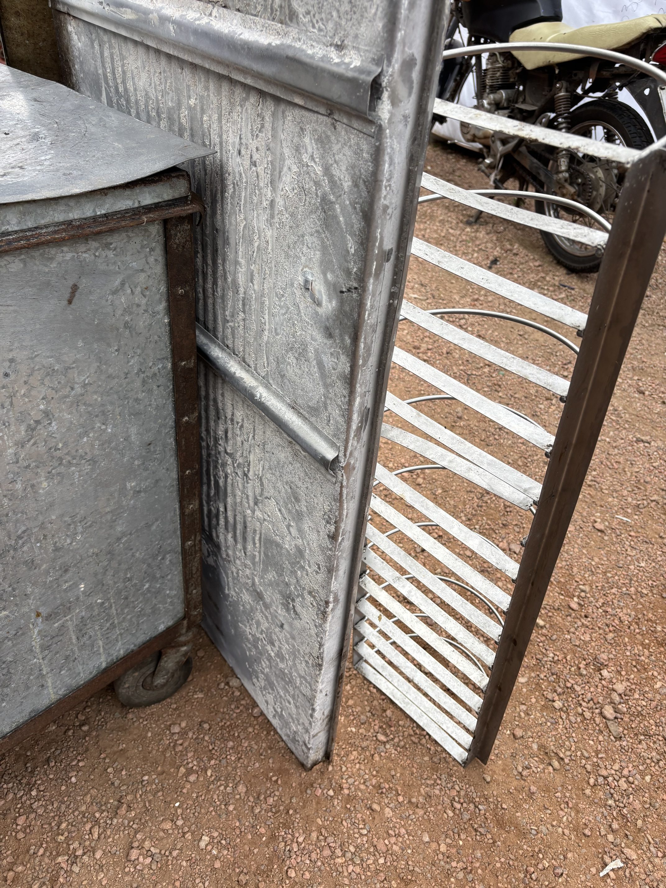 Lote #099 - Mesada con bacha para amurar + 2 escurridores de platos, todo en Ac/Inox con detalles - mesada = 66x190cm, escurridores = 30x97 y 22x80cm - Imagen 3