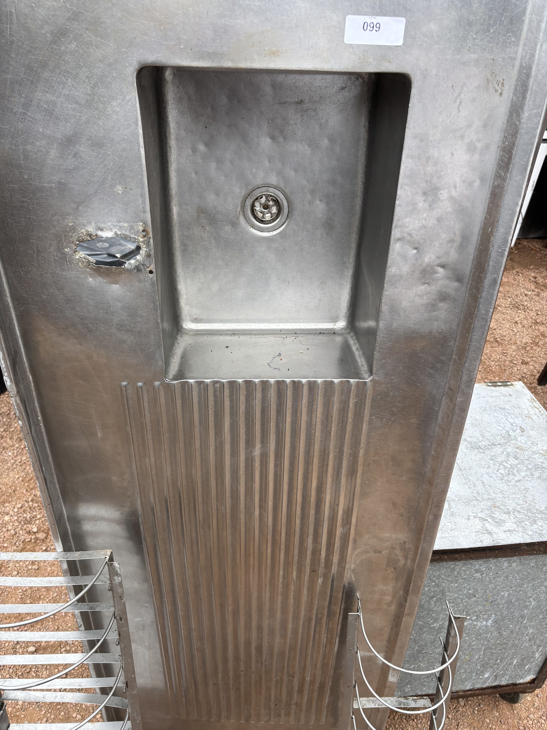 Lote #099 - Mesada con bacha para amurar + 2 escurridores de platos, todo en Ac/Inox con detalles - mesada = 66x190cm, escurridores = 30x97 y 22x80cm - Imagen 5