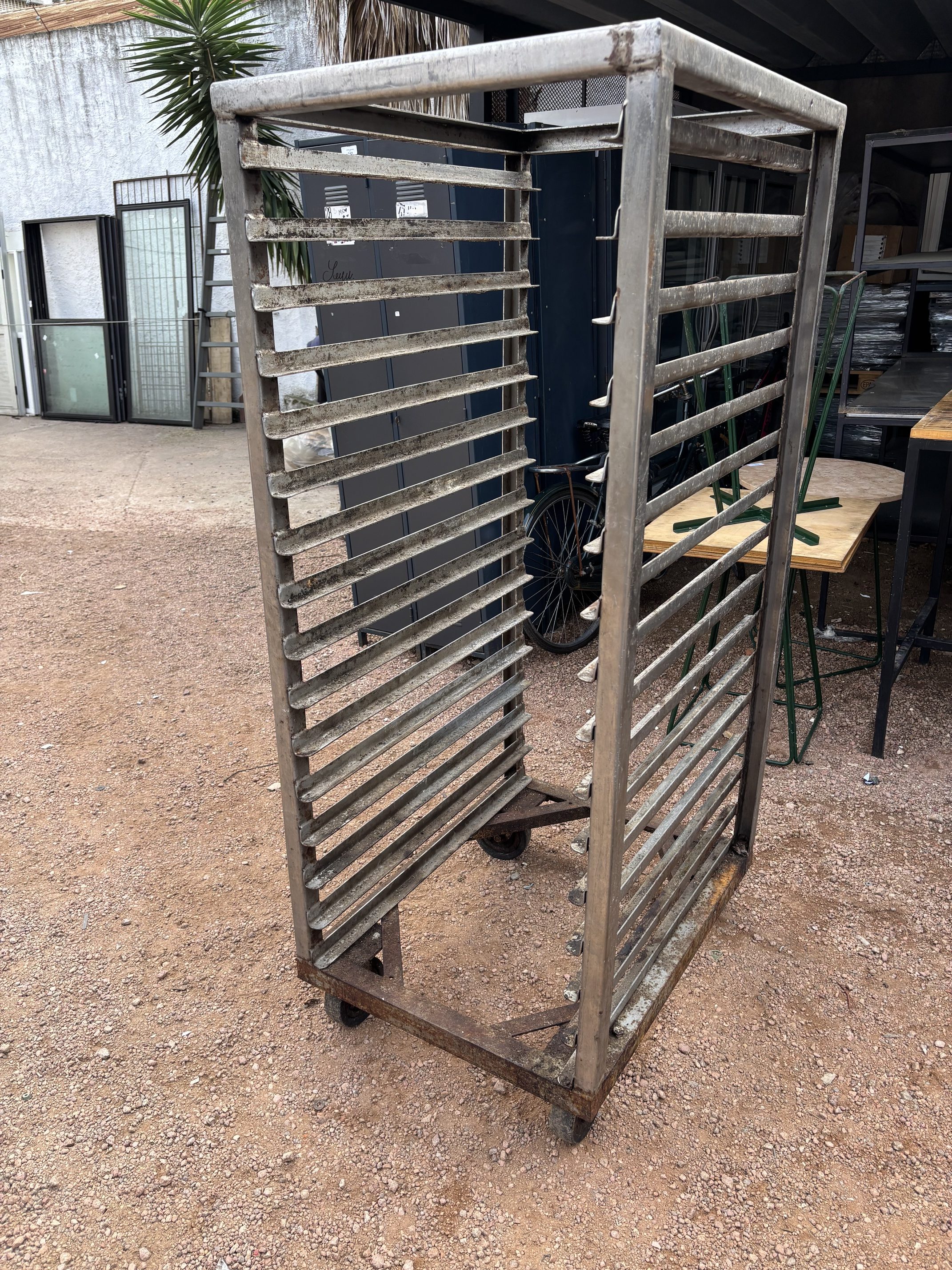 Lote #100 - Gavillar rodante en Ac/Inox con base de hierro, capacidad de 16 bandejas - 67x86x174cm - Imagen 3