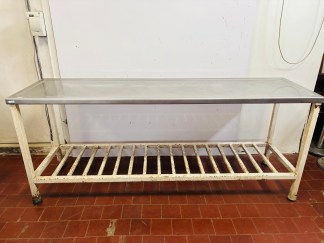 Lote #083 - Mesada con base de hierro y tapa de Ac/Inox de alto calibre - 220x60x91cm