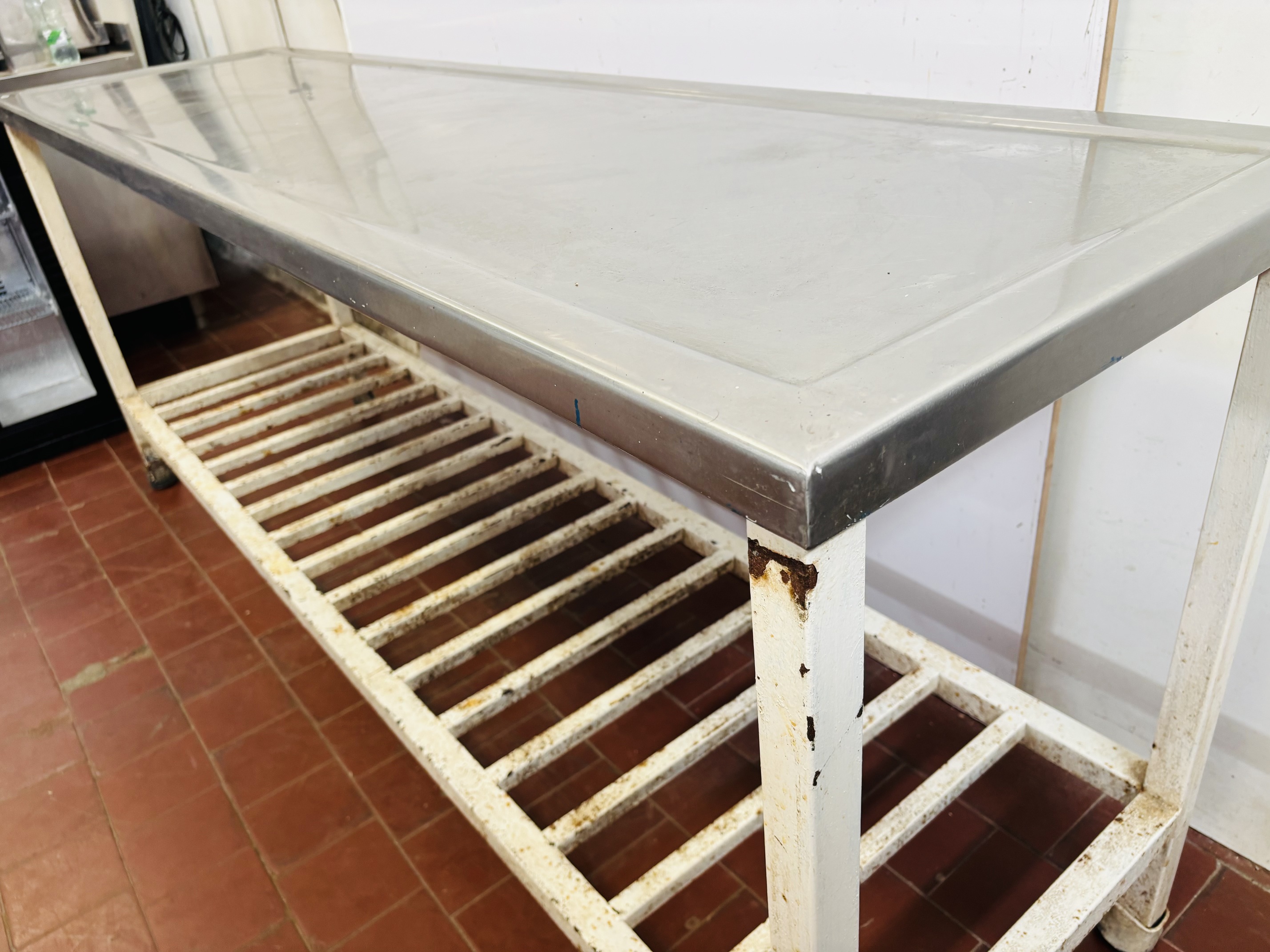 Lote #083 - Mesada con base de hierro y tapa de Ac/Inox de alto calibre - 220x60x91cm - Imagen 2