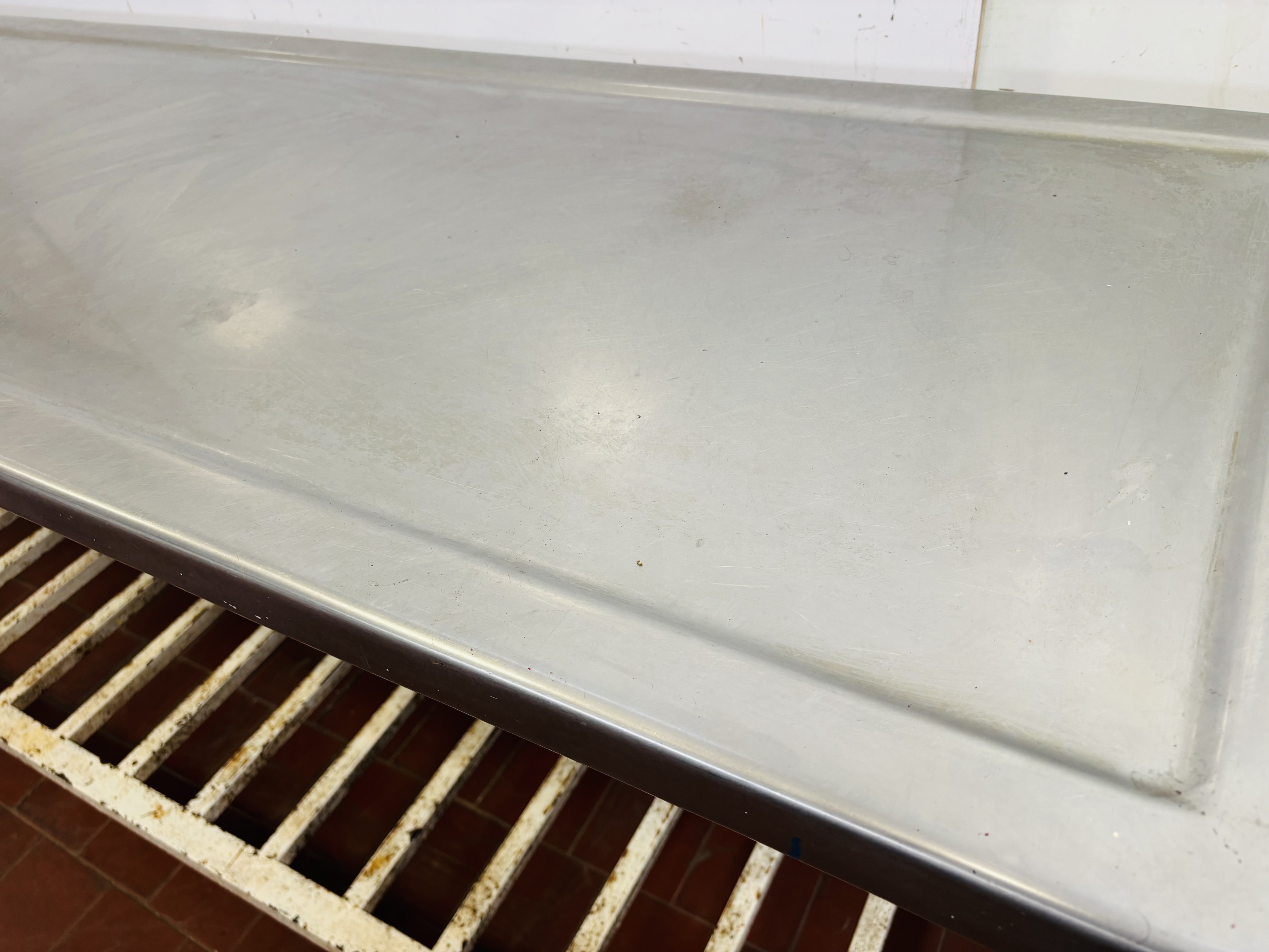 Lote #083 - Mesada con base de hierro y tapa de Ac/Inox de alto calibre - 220x60x91cm - Imagen 3