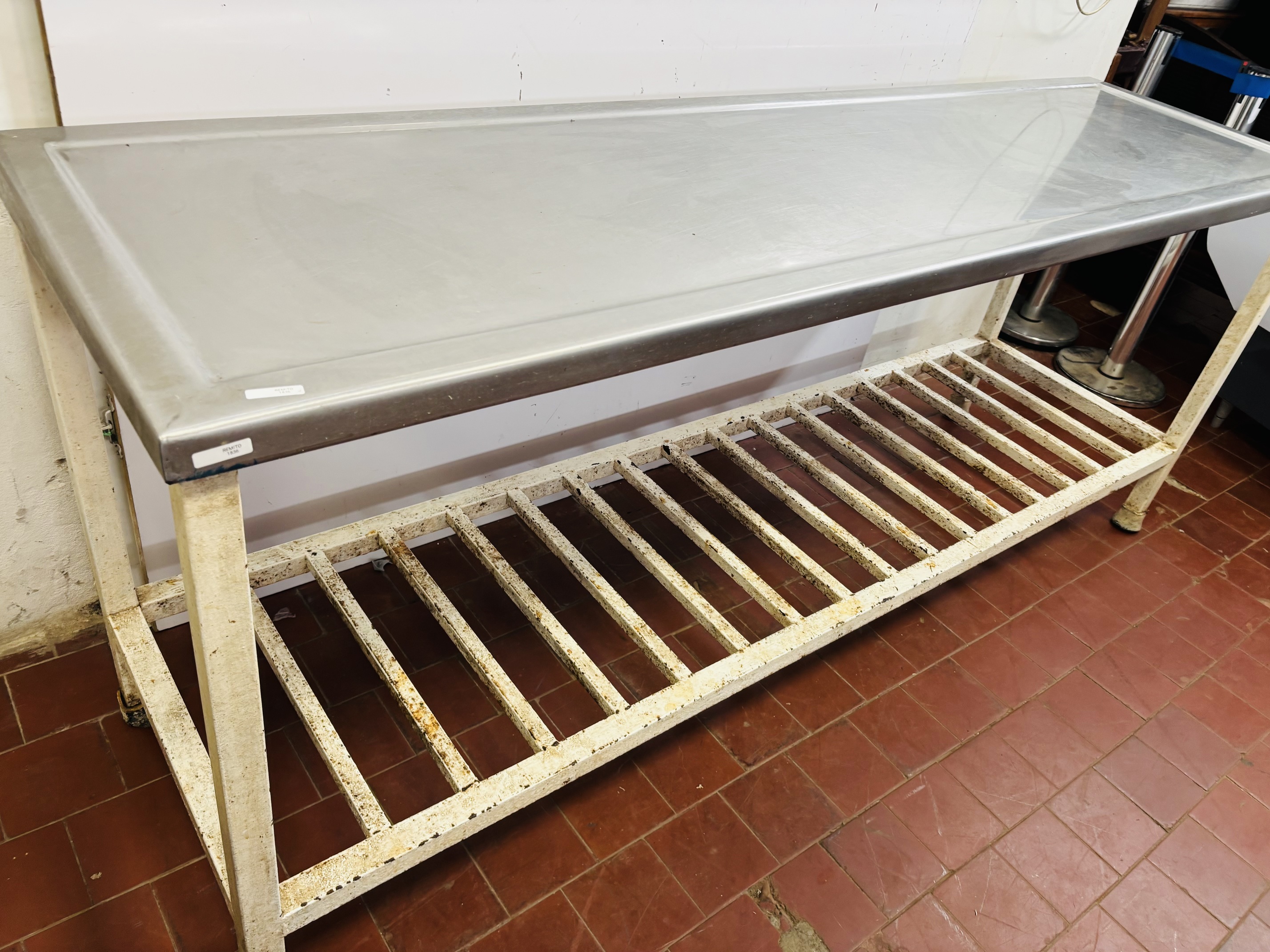 Lote #083 - Mesada con base de hierro y tapa de Ac/Inox de alto calibre - 220x60x91cm - Imagen 4