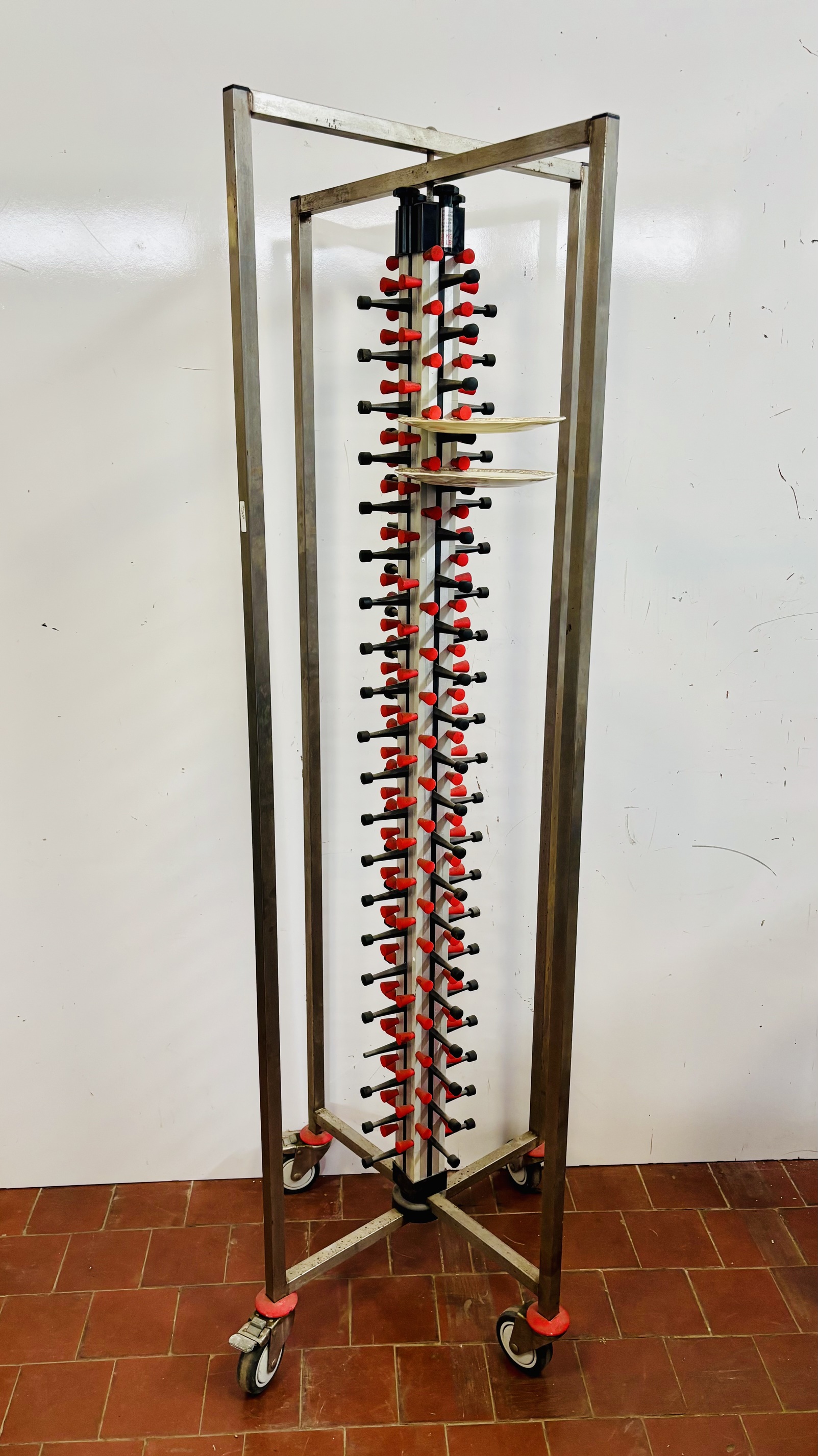 Lote #084A - Gavillar rodante en Ac/inox para platos y fuentes, con freno - 190cm de altura