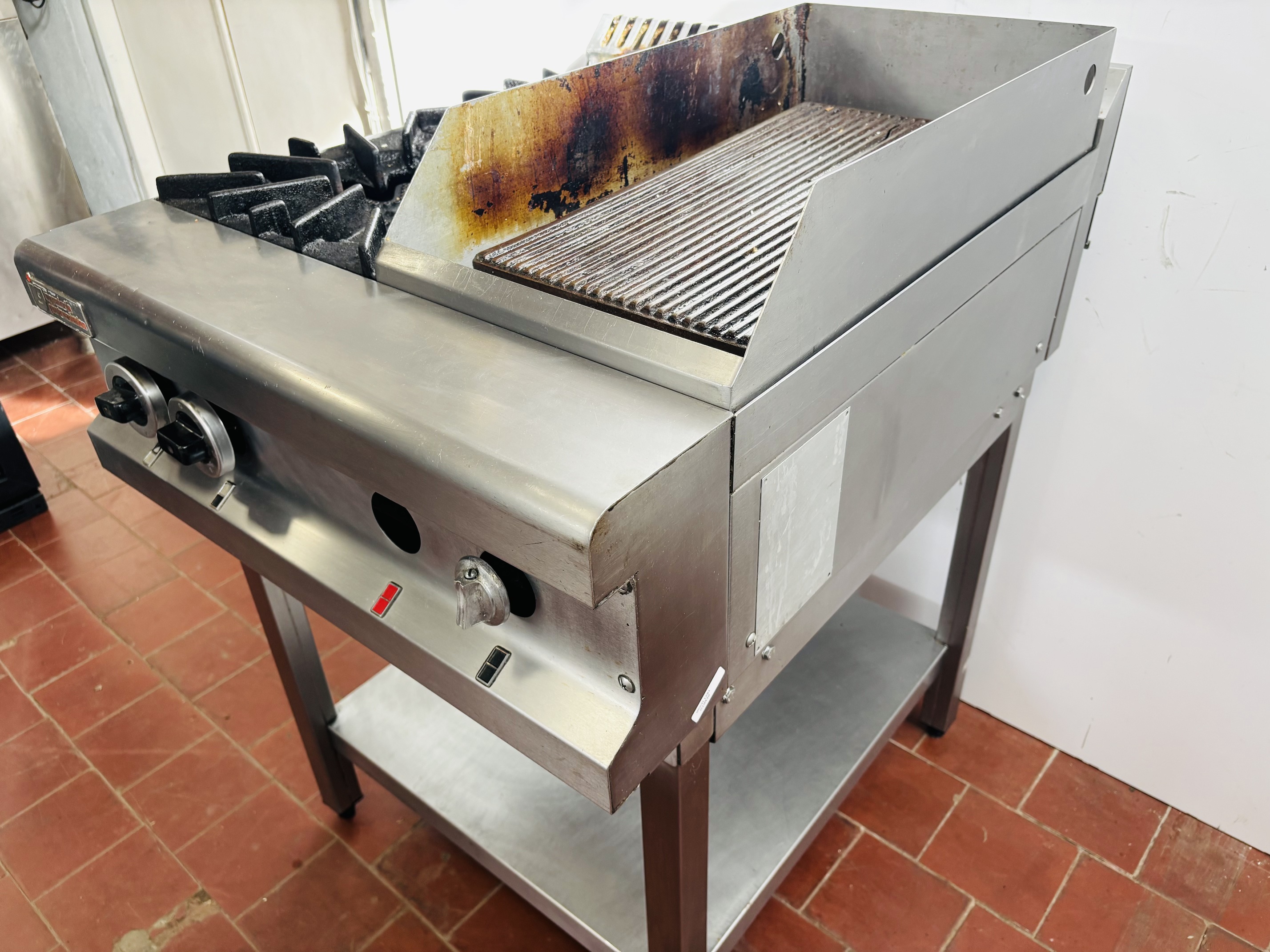 Lote #085 - Anafe industrial en Ac/Inox ¨Ingeniería Gastronómica¨con 2 fuegos y plancha - 66x80x86cm - Imagen 3
