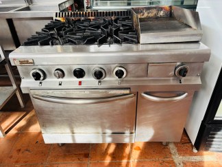 Lote #087 - Cocina industrial en Ac/Inox ¨Ingeniería Gastronómica¨ con 4 fuegos, horno, plancha y espacio para garrafa de 13kg - 98x80x90cm