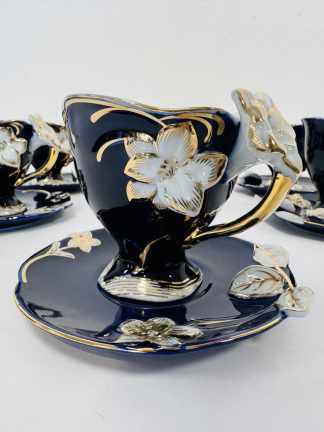 Lote #001 - Seis tazas de té y sus platillos en porcelana de la marca Moran-Rose (origen USA). Estilo Victoriano de inspiración floral, con apliques en relieve y detalles en dorado pintados a mano. Borde tridimensional - Sin uso - 9 cm alto de la taza