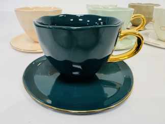 Lote #002 - Seis tazas y sus platos de  la marca Urban Nature Culture (origen Holanda) - de la línea contemporánea Good Morning Collection. Detalles dorados pintados a mano y platos con bordes irregulares. Sin uso - 8,5cm alto de taza