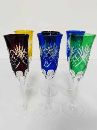 Lote #005 - Seis copas flauta de cristal con decoración tallada, de la marca Nachtmann (origen Alemania), de pie y tallo transparentes y cristal coloreado en rojo rubí, azul, verde y amarillo - Sin uso - 24cm