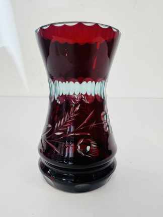 Lote #007 - Florero de cristal de bohemia tallado color rojo rubí, con decoración floral - Sin uso - 15,5 cm de alto