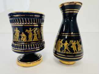 Lote #008 - Dos piezas de cerámica esmaltada en azul cobalto y dorado, de origen Griego de la marca Apollon Keramik, hecho a mano, con figuras de la mitología griega inspiradas en la decoración de las cerámicas áticas. 12,5cm y 10,5cm