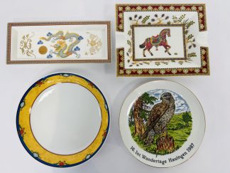 Lote #013 - Cuatro piezas en porcelana: Bandeja rectangular Villeroy & Boch (Alemania), cenicero Villeroy & Boch (Alemania), Plato de la marca Doppio - Bavaria decorado por Rosenthal Studio-Line  (Alemania) y plato decorativo Hutschenreuther (Alemania) .Sin uso