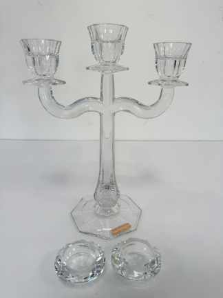 Lote #014 - Candelabro de cristal de tres luces de la marca Nachtmann (origen Alemania) y dos porta velas  individuales de crsital tallado de la marca Nachtmann. 32cm y 4x7cm