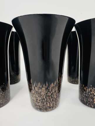 Lote #016 - Diez vasos de cristal de murano de origen italiano en dos tamaños, 13,5cm y 10cm. Color negro con inclusiones color cobre sobre la base con la técnica aventurina.