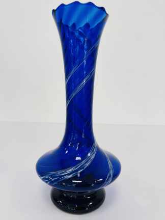 Lote #019 - Florero de cristal soplado de murano color azul cobalto con hilos blancos - 29,5cm