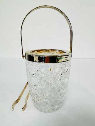 Lote #023 - Hielera de cristal  prensado con su pinza original, con decoración geométrica tipo diamante, de la marca Bleikristall (origen Alemania) - 24cm con asa