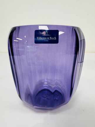 Lote #035 - Un jarrón de cristal color violeta de la marca Villeroy & Boch (origen Alemania) de la colección Coloured DeLight. Sin uso, 16x14cm