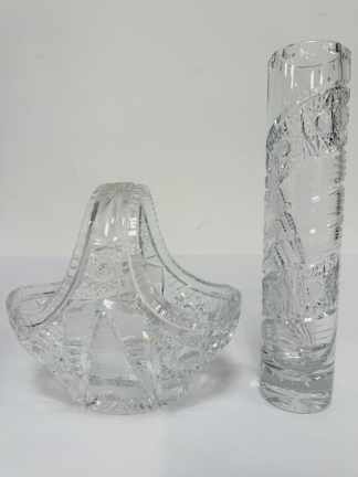 Lote #042 - Florero de cristal de bohemia con banda helicoidal lisa  y canasta decorativa de cristal de bohemia tallado con cortes en estrella - 25,3cm y 18cm