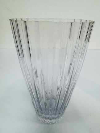 Lote #048 - Florero de vidrio prensado con estrías verticales  para captar la luz con un tono rosa pálido muy sutil marca Cristal D'Arques (origen Francia) de inspiración Art Deco - 15x28cm