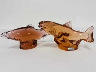 Lote #058 - Dos piezas de cristal soplado moldeado a mano de la marca Kosta Boda (origen Suecia). 18x10cm y 20x10cm