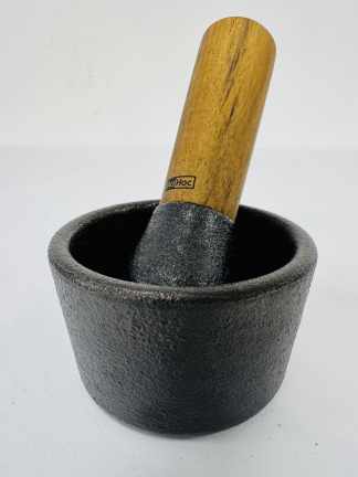 Lote #062 - Pequeño mortero para especias y hierbas de la marca AdHoc (origen Alemán) modelo Camo.8,  en hierro fundido con mazo de madera de acacia y hierro fundido. 8x5,5cm