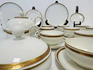 Lote #072 - Juego de té de porcelana de la marca Hutschenreuther Bavaria (origen Alemania), de borde dorado con guarda . 42 piezas, un plato con cascadura en borde