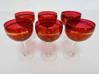 Lote #076 - Seis copas de crital de servicio, color rojo en la copa con detalles dorados, pie y base transparente - 12cm