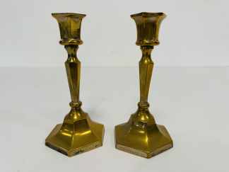 Lote #078 - Dos candelabros Art Deco, de base hexagonal y fuste facetado, de acabado dorado marca Volf - 15,5cm