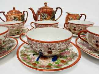 Lote #085 - Juego de té de porcelana (origen Japonés) estilo Satsuma, pintado a mano con detalles dorados - 17 piezas