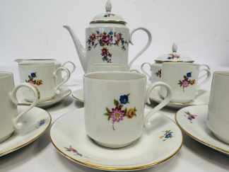 Lote #083 - Juego de café de porcelana marca Verbano (origen Argentina), con decoración floral y detalles color dorado - 17 piezas