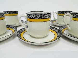 Lote #084 - Seis tazas y seis platitos de porcelana para espresso (origen Japonés) con detalles en color negro y amarillo pintados a mano