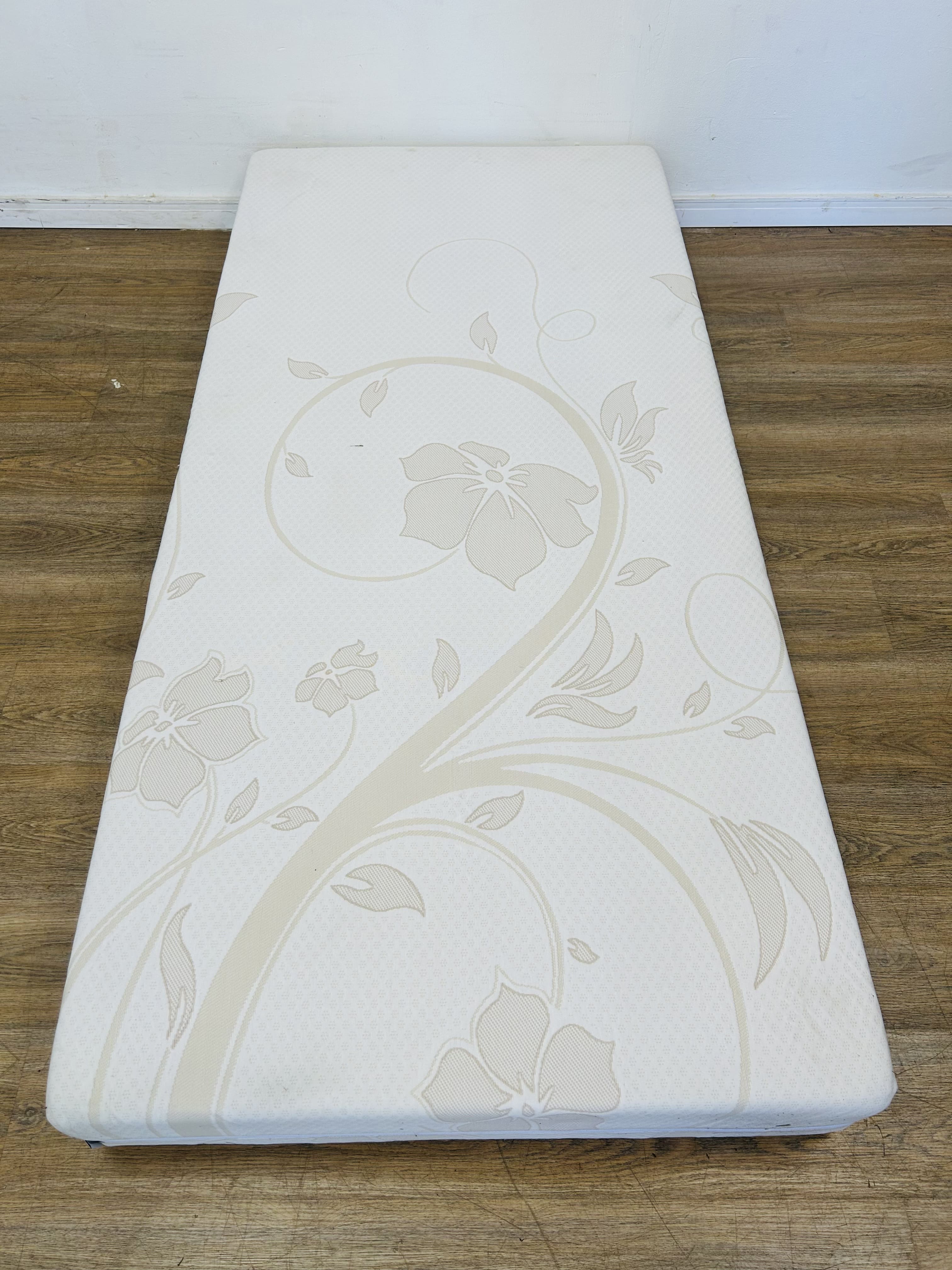 Colchón de una plaza 90x190x20cm con diseño floral