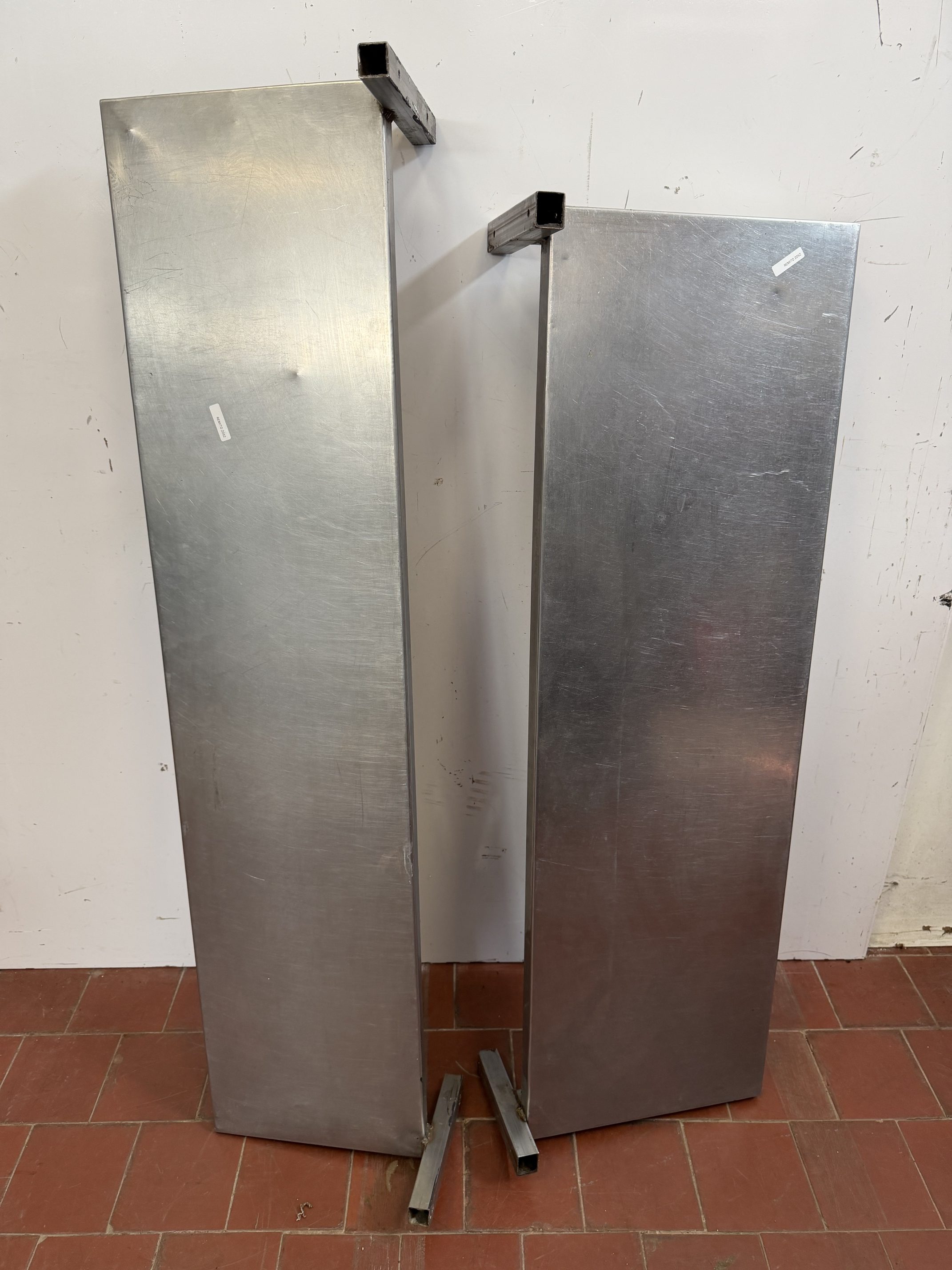 Dos Estantes Metálicos Acero Inoxidable 130x30cm y 118x36cm