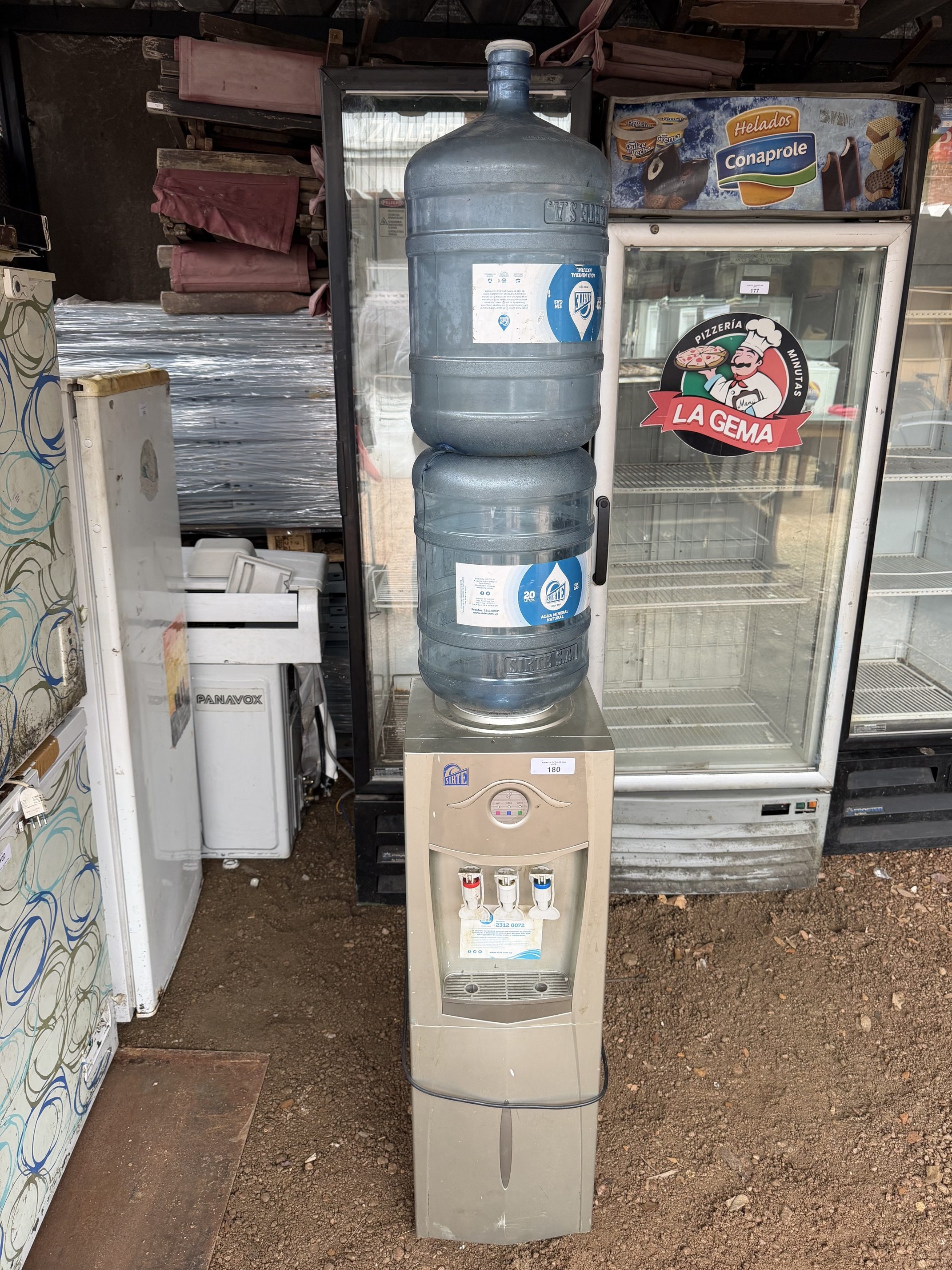 Bebedero de Agua Fría y Caliente con Dos Bidones